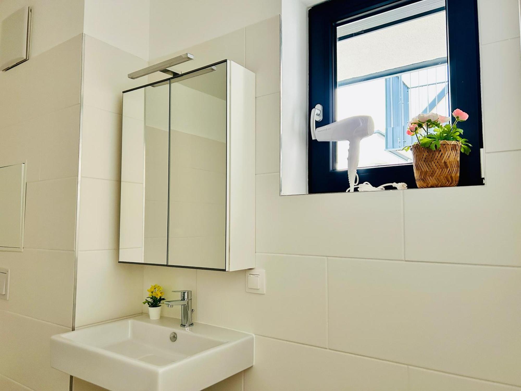 Modern Apartment With Balcony & Free Parking - Nearby Metro ウィーン エクステリア 写真