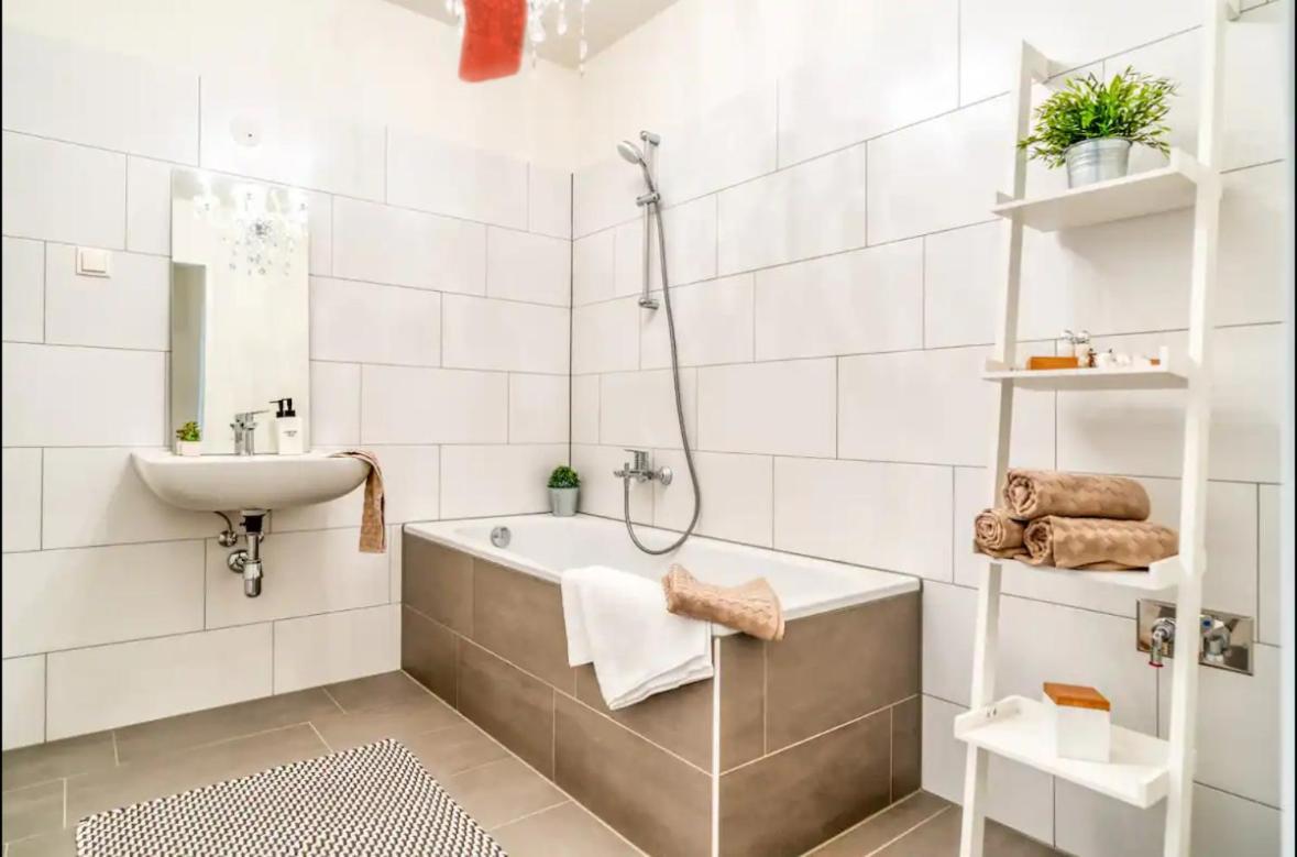 Modern Apartment With Balcony & Free Parking - Nearby Metro ウィーン エクステリア 写真