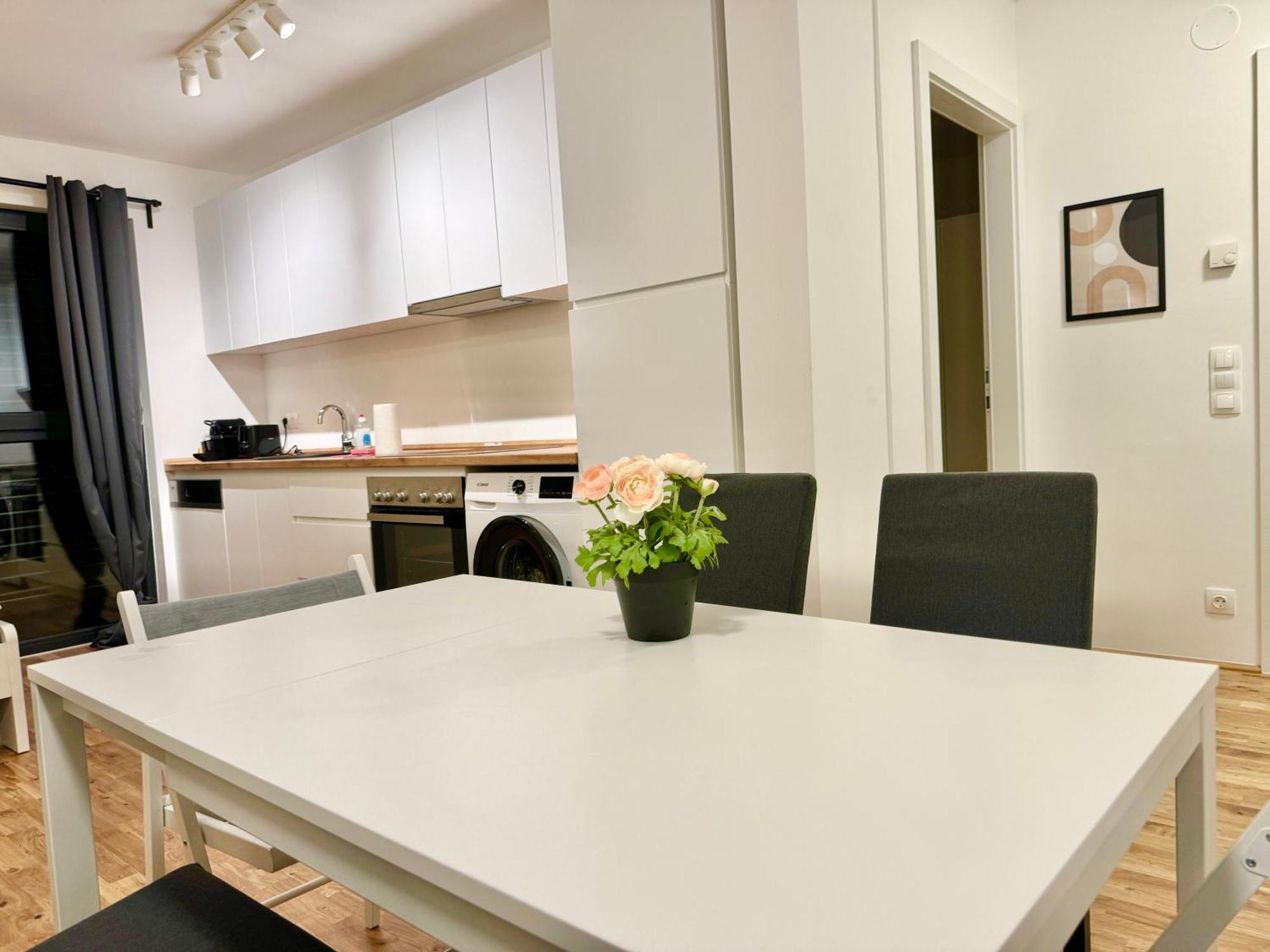 Modern Apartment With Balcony & Free Parking - Nearby Metro ウィーン エクステリア 写真